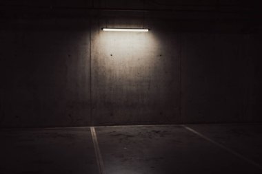 Boş yer altı garajı. Boş park yeri ve loş ışık