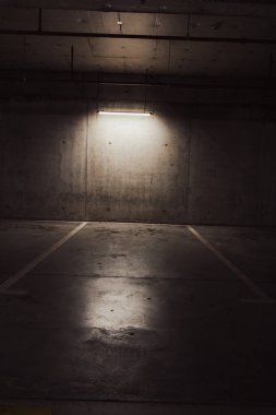 Boş yer altı garajı. Boş park yeri ve loş ışık