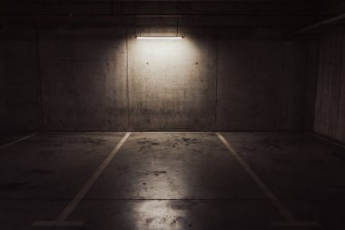 Boş yer altı garajı. Boş park yeri ve loş ışık