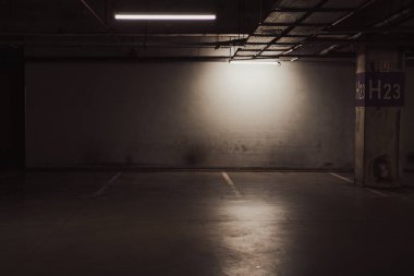 Boş yer altı garajı. Boş park yeri ve loş ışık