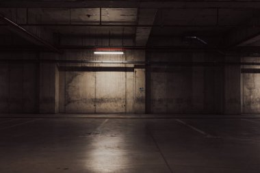 Boş yer altı garajı. Boş park yeri ve loş ışık