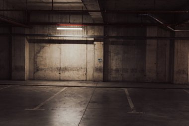 Boş yer altı garajı. Boş park yeri ve loş ışık