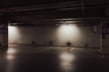 Boş yer altı garajı. Boş park yeri ve loş ışık
