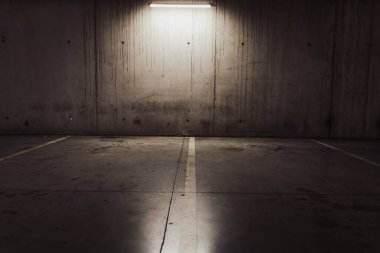 Boş yer altı garajı. Boş park yeri ve loş ışık