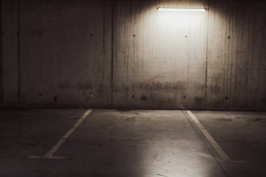 Boş yer altı garajı. Boş park yeri ve loş ışık