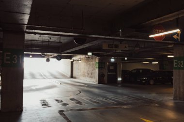 Boş yer altı garajı. Boş park yeri ve loş ışık
