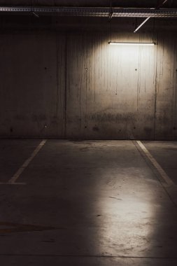 Boş yer altı garajı. Boş park yeri ve loş ışık