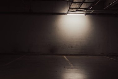 Boş yer altı garajı. Boş park yeri ve loş ışık