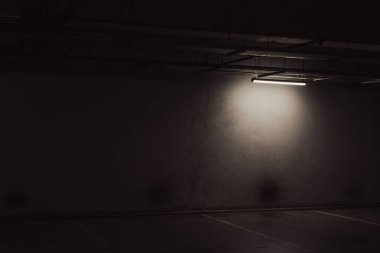 Boş yer altı garajı. Boş park yeri ve loş ışık