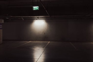 Boş yer altı garajı. Boş park yeri ve loş ışık
