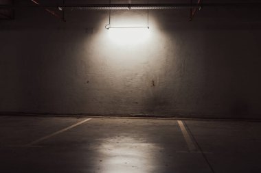 Boş yer altı garajı. Boş park yeri ve loş ışık