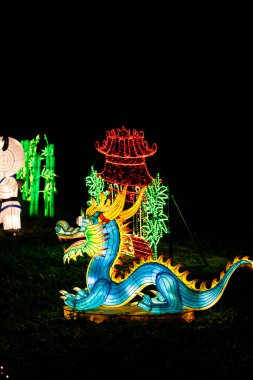 Romanya 'nın Bükreş kentindeki Garden of Lights' ta küçük dünya sanatını aydınlattı. Aydınlatılmış sanat kurulumu ve gece lambası festivali