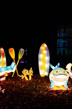 Romanya 'nın Bükreş kentindeki Garden of Lights' ta küçük dünya sanatını aydınlattı. Aydınlatılmış sanat kurulumu ve gece lambası festivali