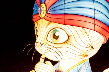 Romanya 'nın Bükreş kentindeki Garden of Lights' ta küçük dünya sanatını aydınlattı. Aydınlatılmış sanat kurulumu ve gece lambası festivali