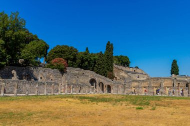 Napoli yakınlarındaki Pompei 'nin ünlü antik bölgesi Vezüv Dağı' nın patlaması ile tamamen yok oldu.