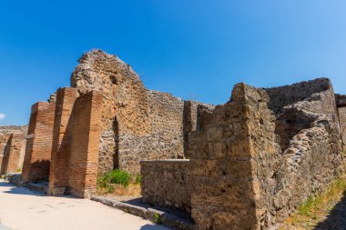 Napoli yakınlarındaki Pompei 'nin ünlü antik bölgesi Vezüv Dağı' nın patlaması ile tamamen yok oldu.