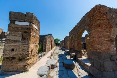 Napoli yakınlarındaki Pompei 'nin ünlü antik bölgesi Vezüv Dağı' nın patlaması ile tamamen yok oldu.
