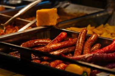 Bükreş Noel Pazarı 'nda geleneksel Romen yemekleri. Lezzetli sokak yemekleri ve şenlikli tatlar.