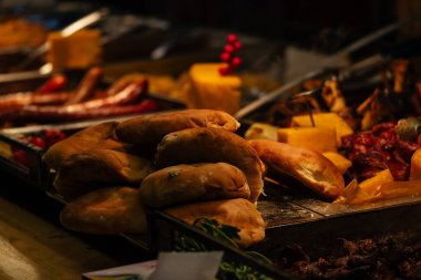 Bükreş Noel Pazarı 'nda geleneksel Romen yemekleri. Lezzetli sokak yemekleri ve şenlikli tatlar.