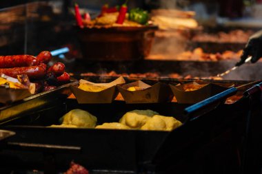 Bükreş Noel Pazarı 'nda geleneksel Romen yemekleri. Lezzetli sokak yemekleri ve şenlikli tatlar.