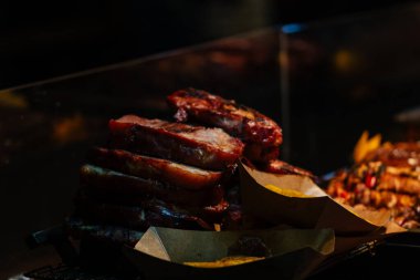 Bükreş Noel Pazarı 'nda geleneksel Romen yemekleri. Lezzetli sokak yemekleri ve şenlikli tatlar.