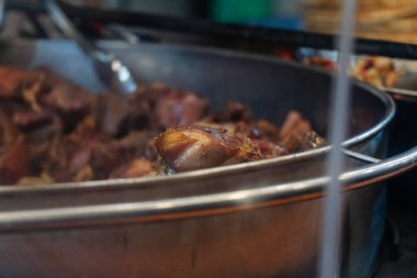 Bükreş Noel Pazarı 'nda geleneksel Romen yemekleri. Lezzetli sokak yemekleri ve şenlikli tatlar.