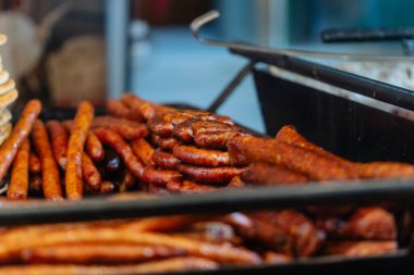 Bükreş Noel Pazarı 'nda geleneksel Romen yemekleri. Lezzetli sokak yemekleri ve şenlikli tatlar.