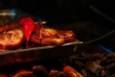 Bükreş Noel Pazarı 'nda geleneksel Romen yemekleri. Lezzetli sokak yemekleri ve şenlikli tatlar.