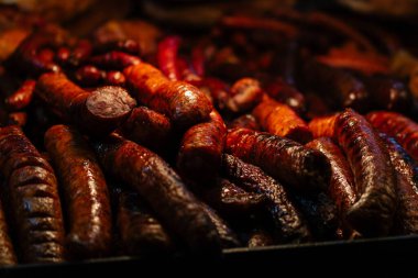 Bükreş Noel Pazarı 'nda geleneksel Romen yemekleri. Lezzetli sokak yemekleri ve şenlikli tatlar.