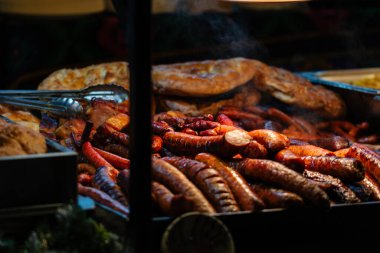 Bükreş Noel Pazarı 'nda geleneksel Romen yemekleri. Lezzetli sokak yemekleri ve şenlikli tatlar.