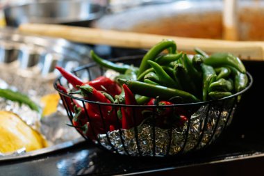 Bükreş Noel Pazarı 'nda geleneksel Romen yemekleri. Lezzetli sokak yemekleri ve şenlikli tatlar.