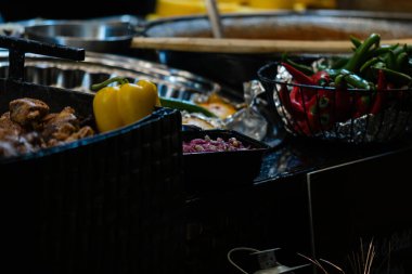 Bükreş Noel Pazarı 'nda geleneksel Romen yemekleri. Lezzetli sokak yemekleri ve şenlikli tatlar.