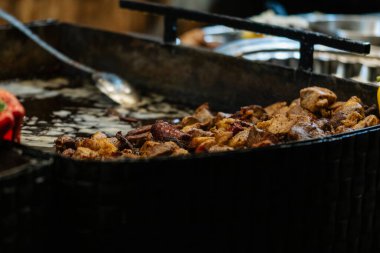 Bükreş Noel Pazarı 'nda geleneksel Romen yemekleri. Lezzetli sokak yemekleri ve şenlikli tatlar.