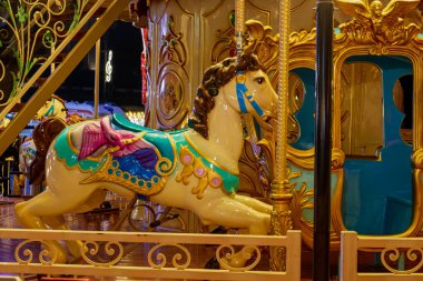 Gece Bükreş Noel pazarında süslü ağaçlar, renkli dönme dolaplar ve tatil pazarının tadını çıkaran insanlar