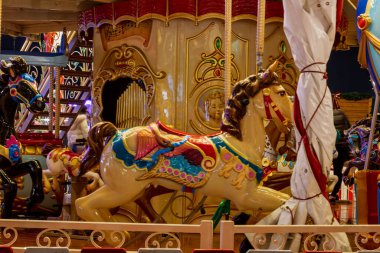 Gece Bükreş Noel pazarında süslü ağaçlar, renkli dönme dolaplar ve tatil pazarının tadını çıkaran insanlar