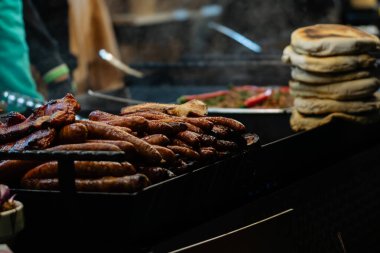 Bükreş Noel Pazarı 'nda geleneksel Romen yemekleri. Lezzetli sokak yemekleri ve şenlikli tatlar.