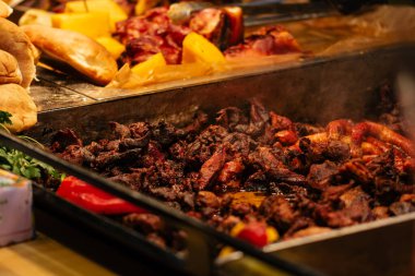 Bükreş Noel Pazarı 'nda geleneksel Romen yemekleri. Lezzetli sokak yemekleri ve şenlikli tatlar.