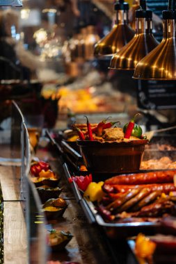Bükreş Noel Pazarı 'nda geleneksel Romen yemekleri. Lezzetli sokak yemekleri ve şenlikli tatlar.
