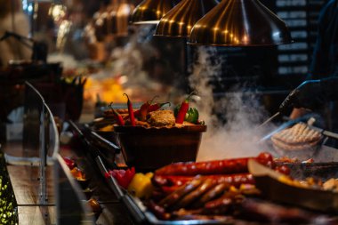 Bükreş Noel Pazarı 'nda geleneksel Romen yemekleri. Lezzetli sokak yemekleri ve şenlikli tatlar.