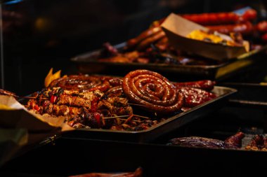 Bükreş Noel Pazarı 'nda geleneksel Romen yemekleri. Lezzetli sokak yemekleri ve şenlikli tatlar.