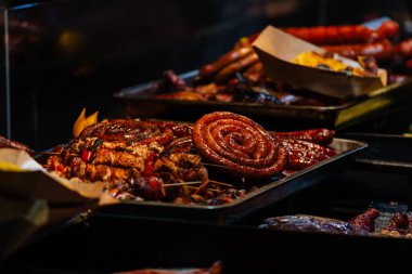 Bükreş Noel Pazarı 'nda geleneksel Romen yemekleri. Lezzetli sokak yemekleri ve şenlikli tatlar.