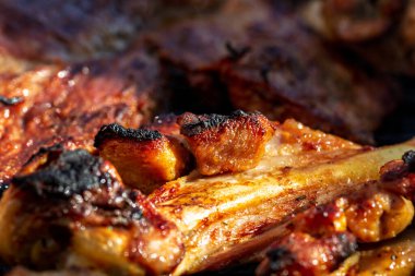 Domuz pirzolası, biftek, ızgarada sosis dumanlı ızgara