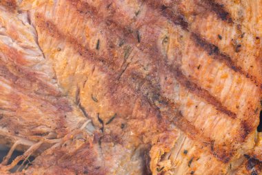 Domuz pirzolası, biftek, ızgarada sosis dumanlı ızgara