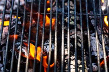 Barbekü ızgarası, yanan odun ve ateş alevleri. Parlak alevli boş kömür ızgarası.