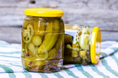 Sirkede konserve salatalık. Salatalık turşusu.