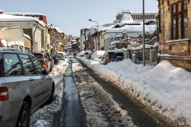 Kar yağdıktan sonra arabalara kar yağar. Kış manzarası ve karla kaplı arabalar