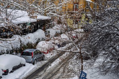Kar yağdıktan sonra arabalara kar yağar. Kış manzarası ve karla kaplı arabalar
