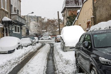 Kar yağdıktan sonra arabalara kar yağar. Kış manzarası ve karla kaplı arabalar