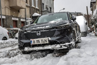 Kar yağdıktan sonra arabalara kar yağar. Kış manzarası ve karla kaplı arabalar