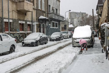 Kar yağdıktan sonra arabalara kar yağar. Kış manzarası ve karla kaplı arabalar